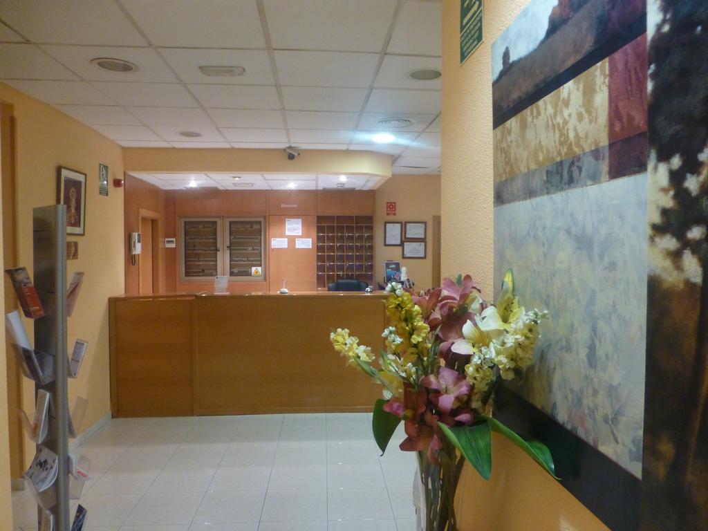Hostal El Val Alcalá de Henares Kültér fotó