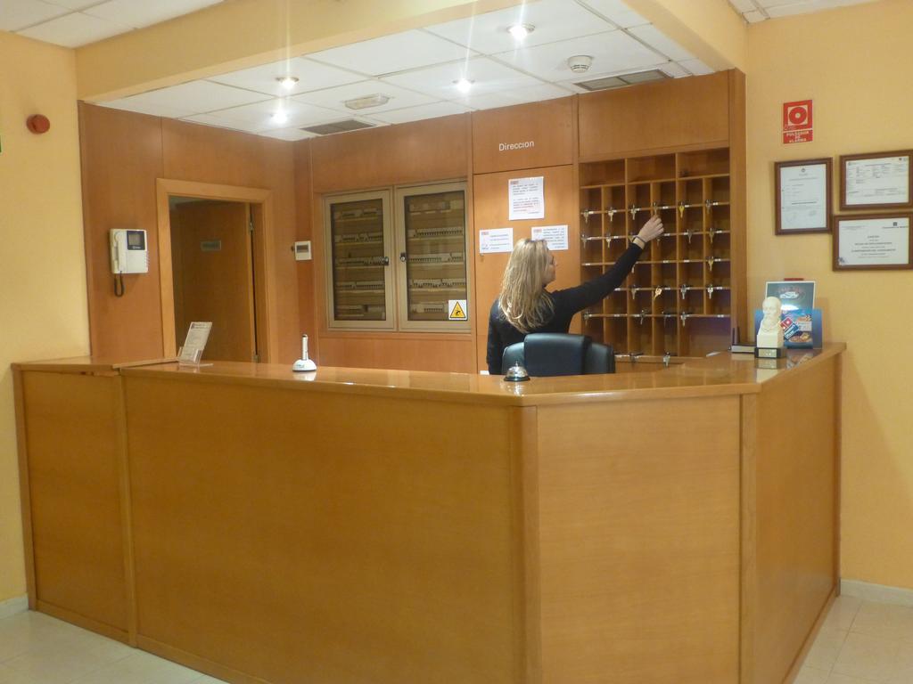 Hostal El Val Alcalá de Henares Kültér fotó