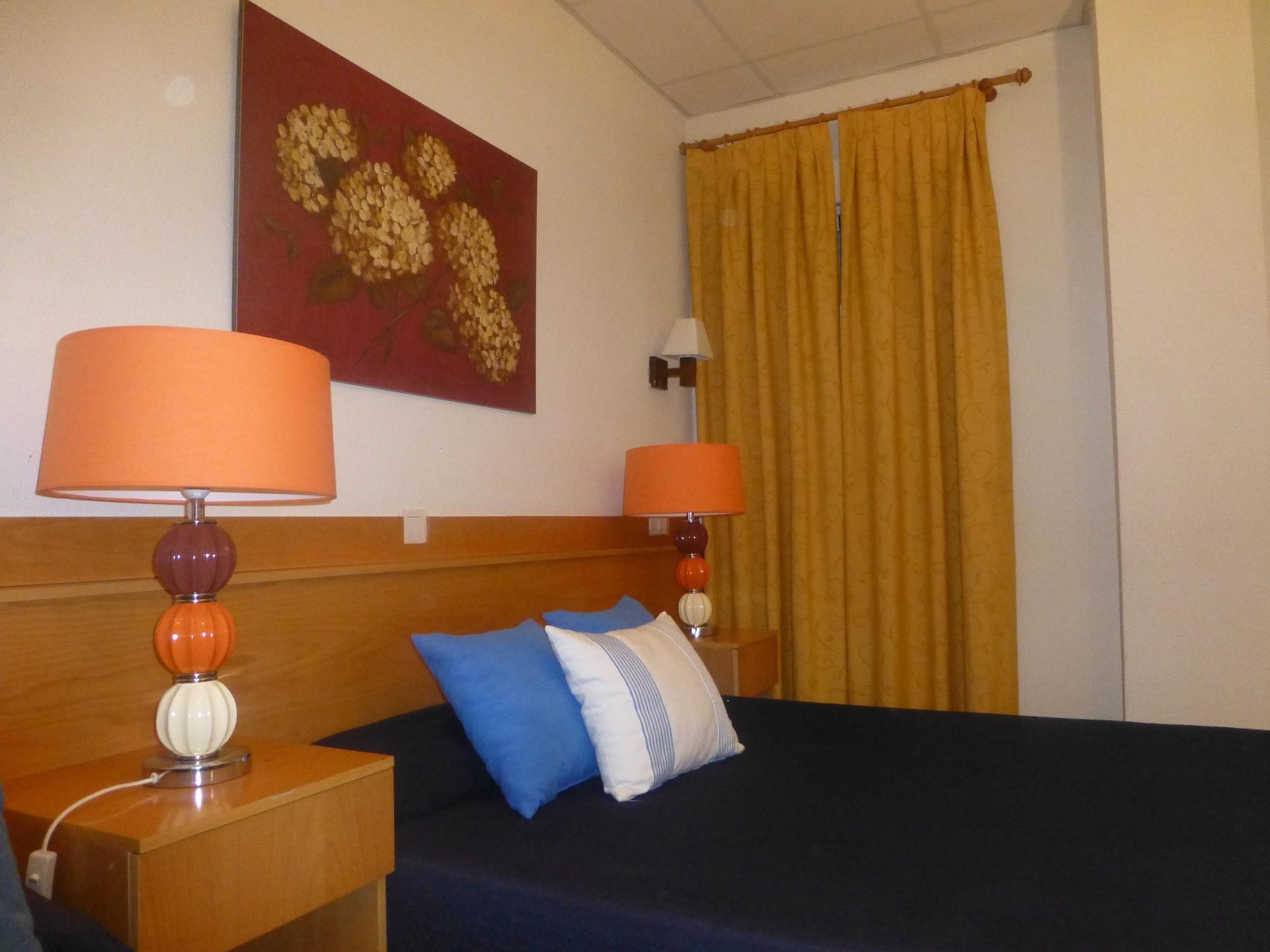 Hostal El Val Alcalá de Henares Kültér fotó