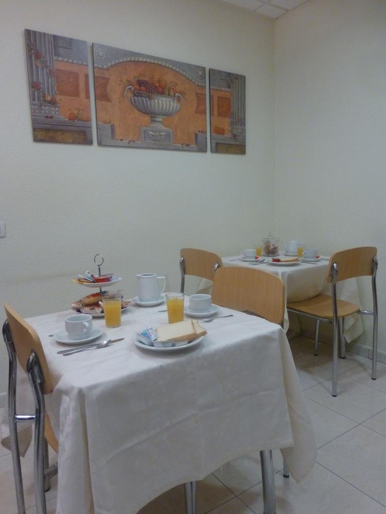 Hostal El Val Alcalá de Henares Kültér fotó